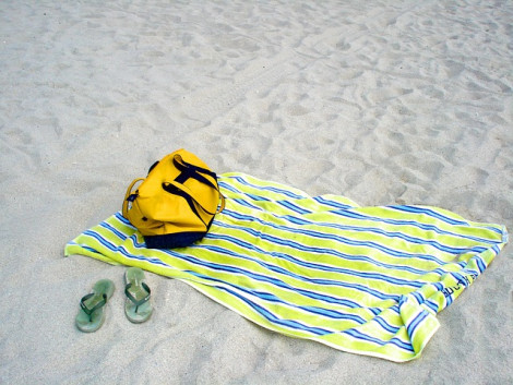 Plážová taška je nepostradatelným letním doplňkem. Co vše by měla obsahovat?