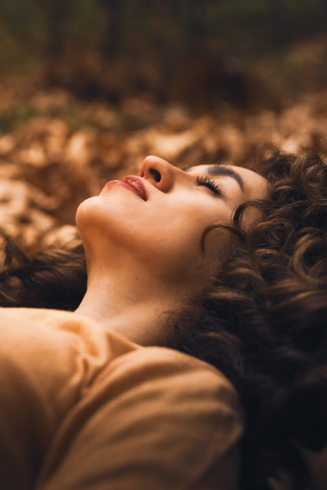 Říjen ve vašem šatníku tipy – jak si užít podzimní barvy, i když vám „nesluší“